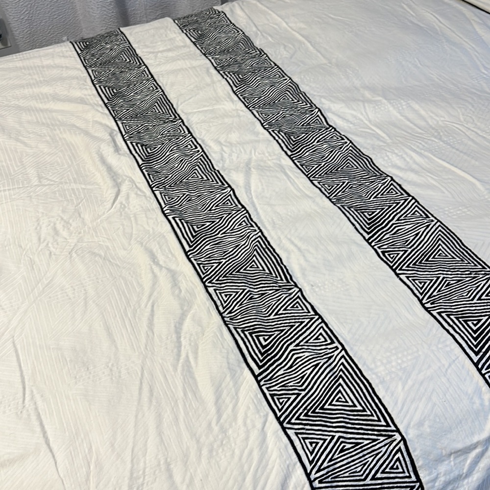Catherine Malandrino Optic Cream / Black Queen Duvet Cover / Comforter / Blanket - Picture 8 of 8